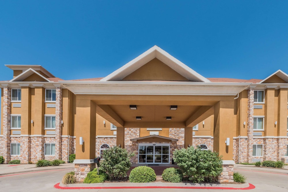 Days Inn Suites By Wyndham Cleburne Tx 2/42