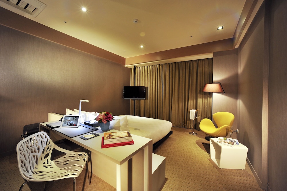 Sparkle Hotel 37/48