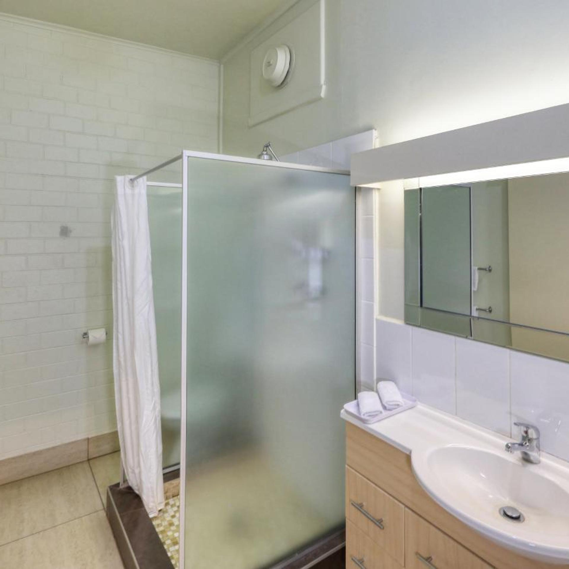 ROSE CITY MOTOR INN 34/39