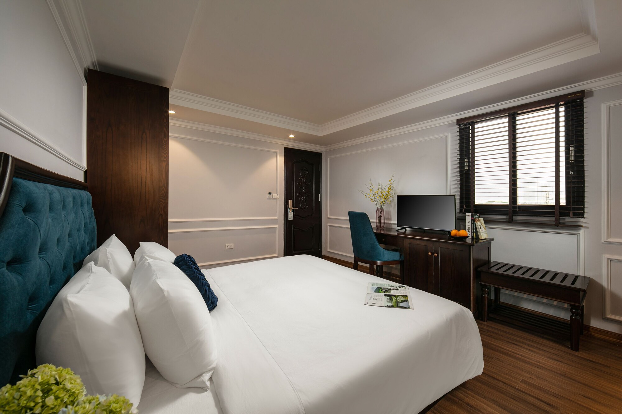 DELUXE, DOUBLE OR TWIN BED, CITY VIEW