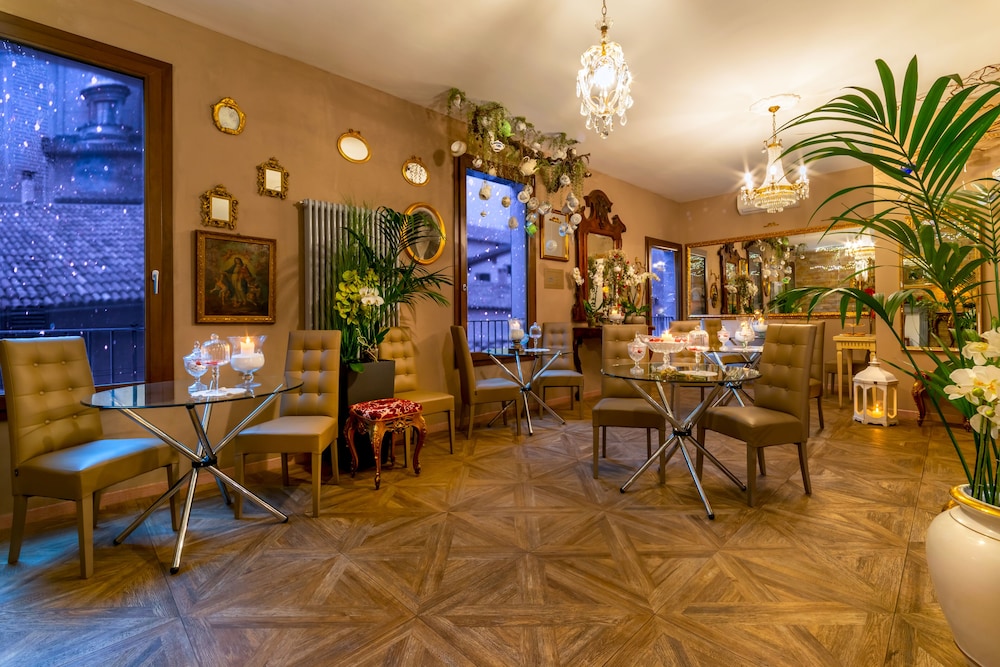 051B&B Room & Breakfast 36/50