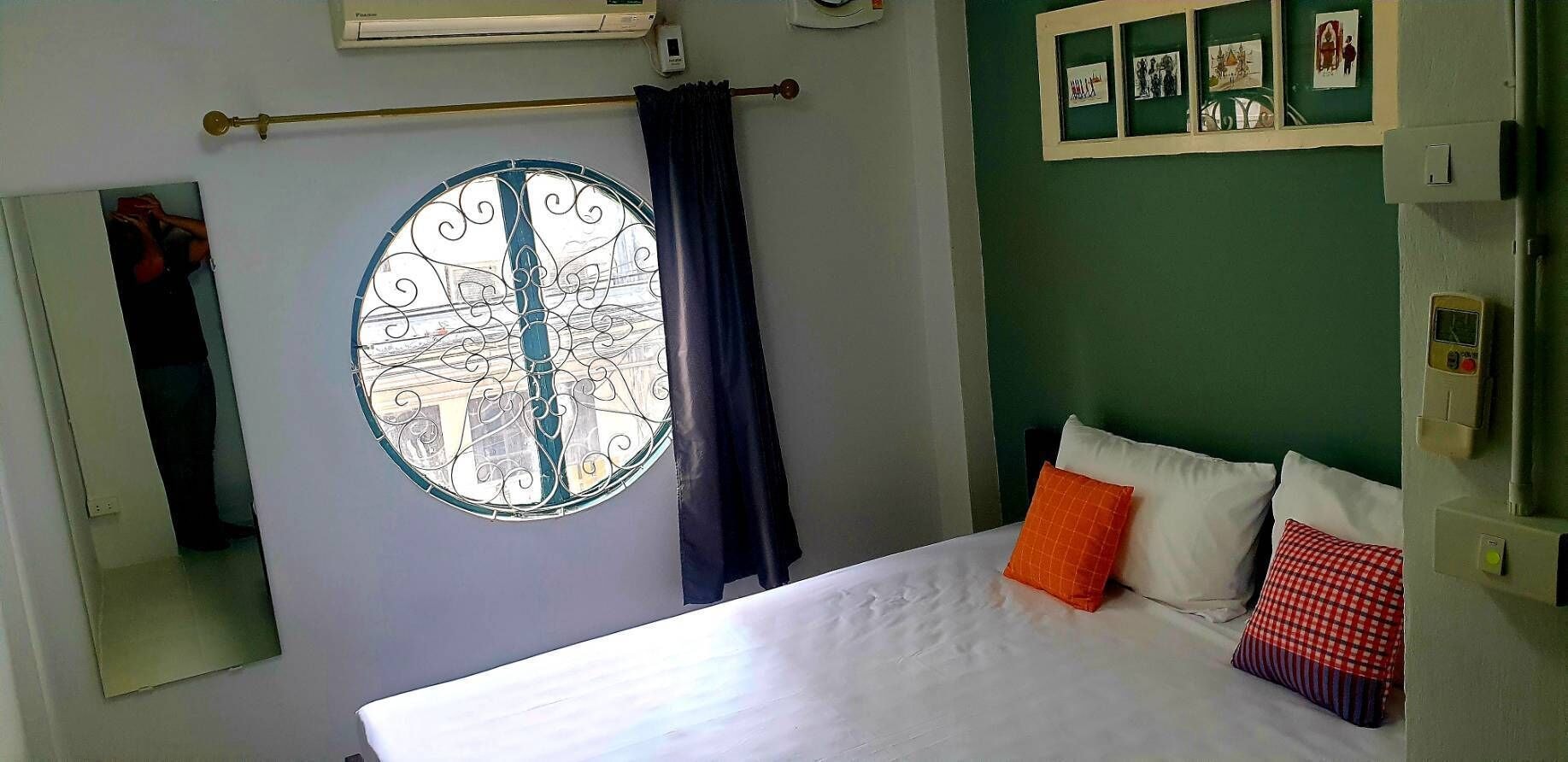 PRIVATE, DOUBLE BED, SHARED BATHROOM