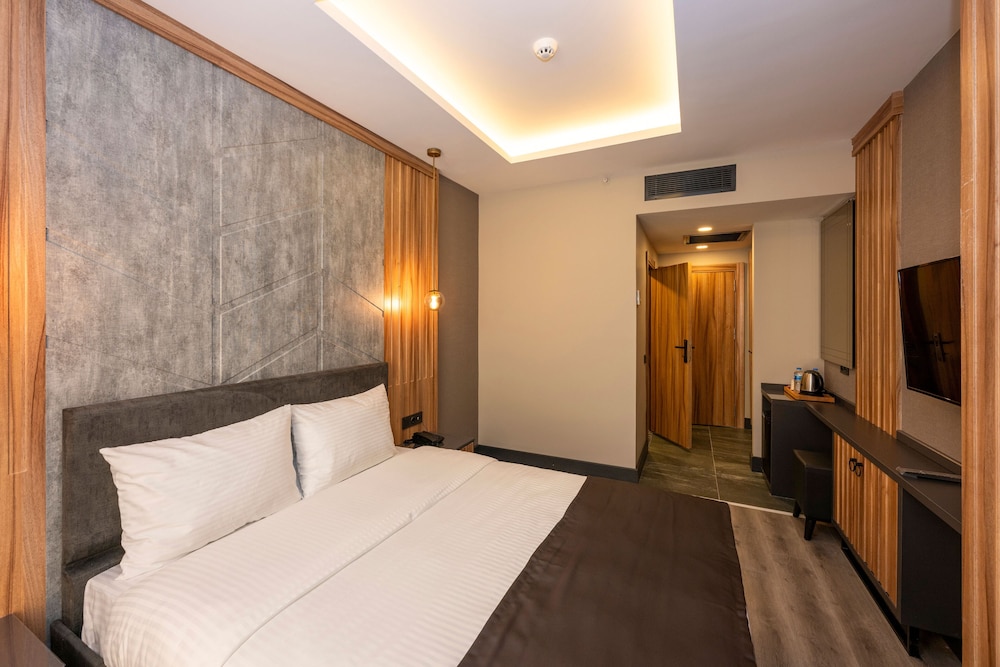 STANDARD, DOUBLE BED, CITY VIEW, POOL ACCESS