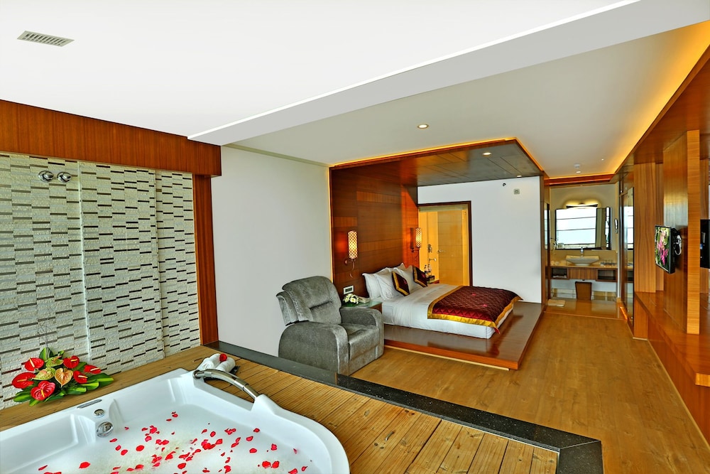 Amber Dale Luxury Hotel and Spa, Munnar (ex PLUM JUDY - THE LEISURE HOTEL) 50/50