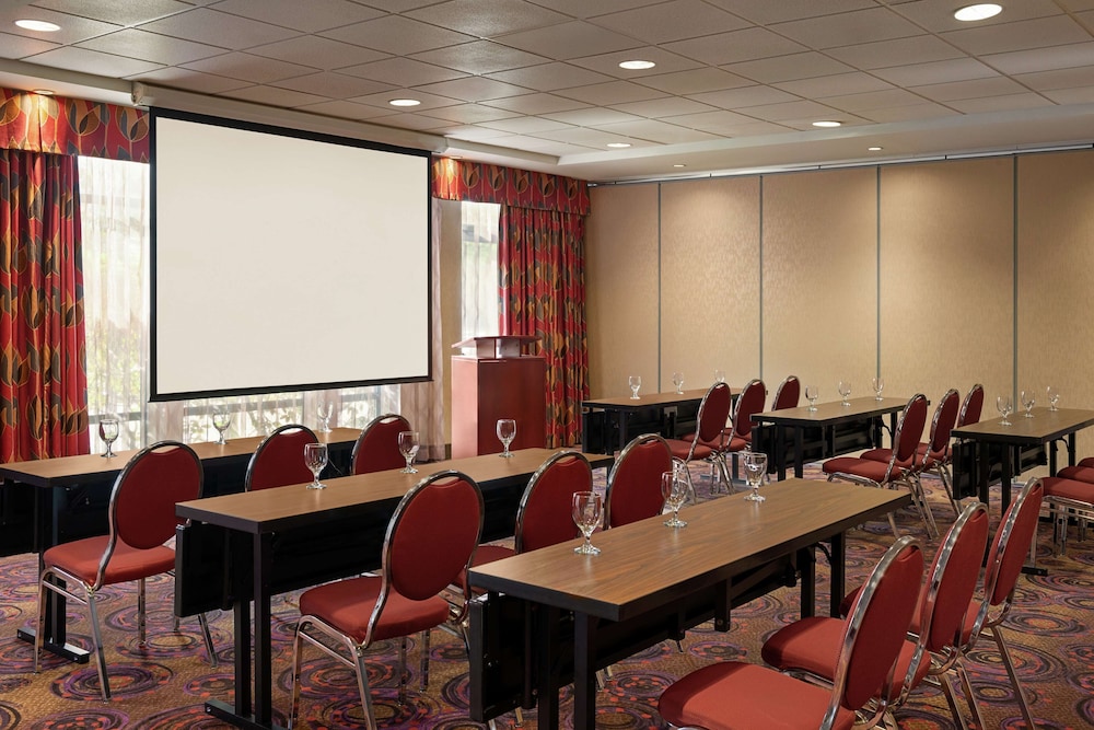 Hampton Inn and Suites by Hilton Langley Surrey 51/72