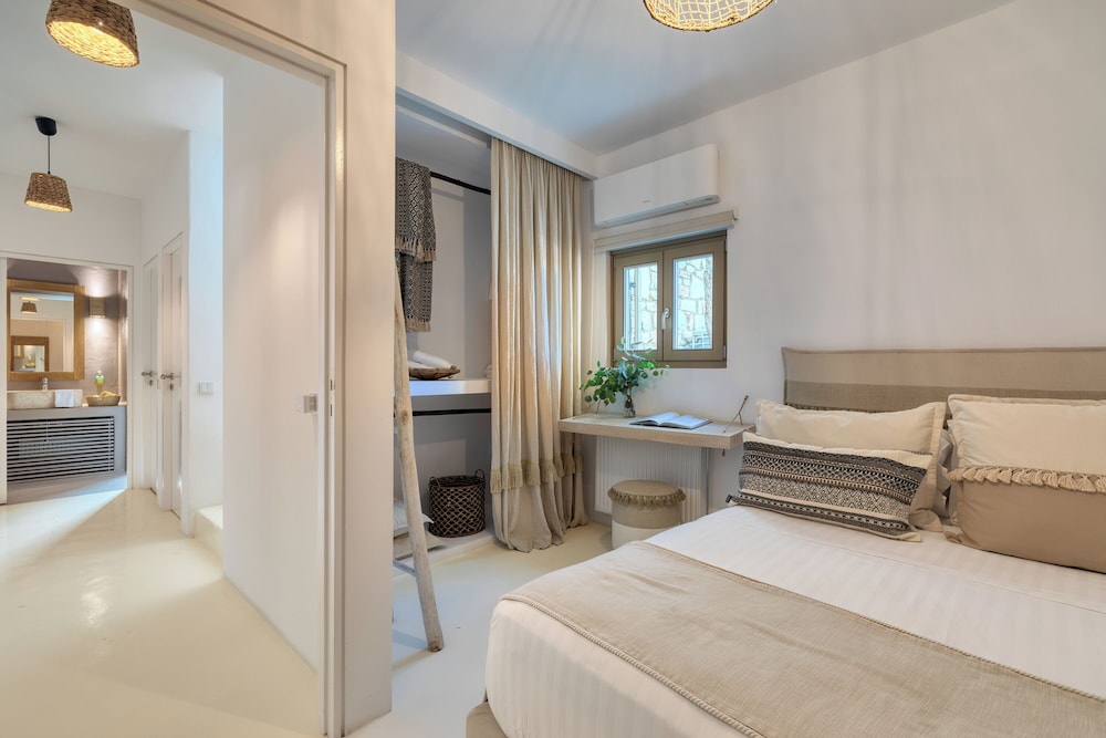 Villa, 1 King and 2 Queen Beds, with Pool