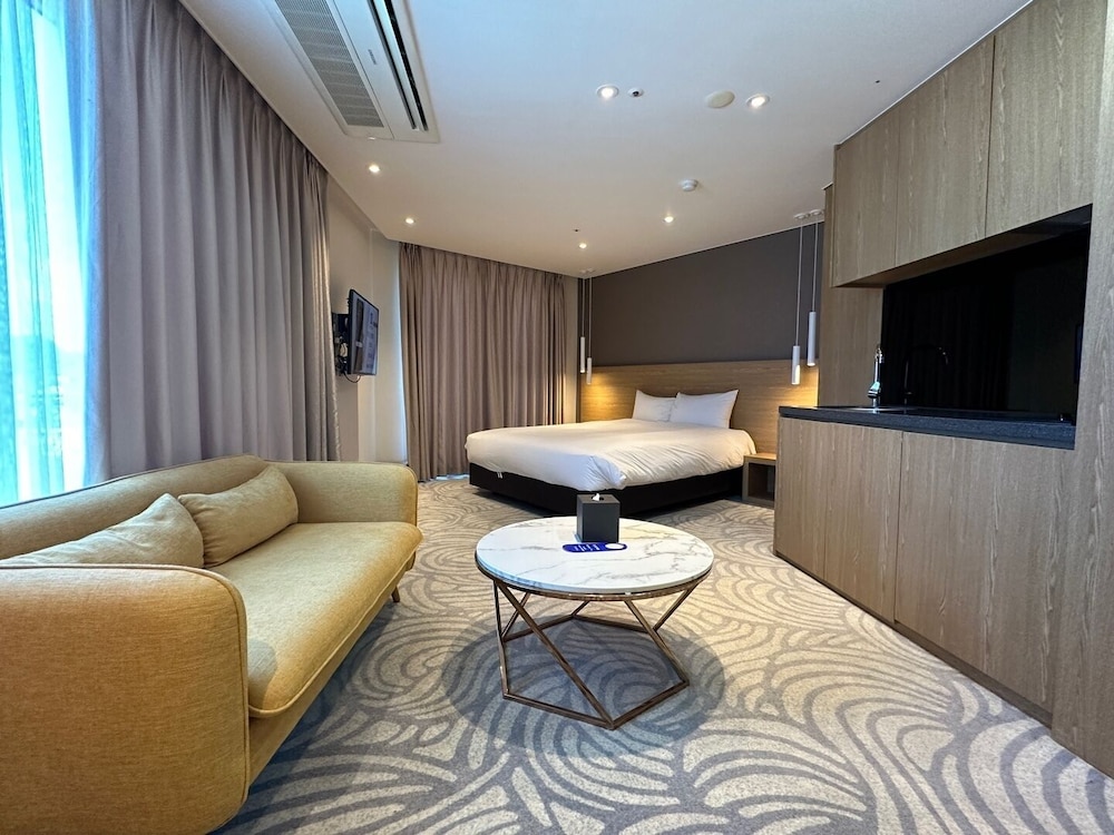 Ebenezer Hotel 26/46