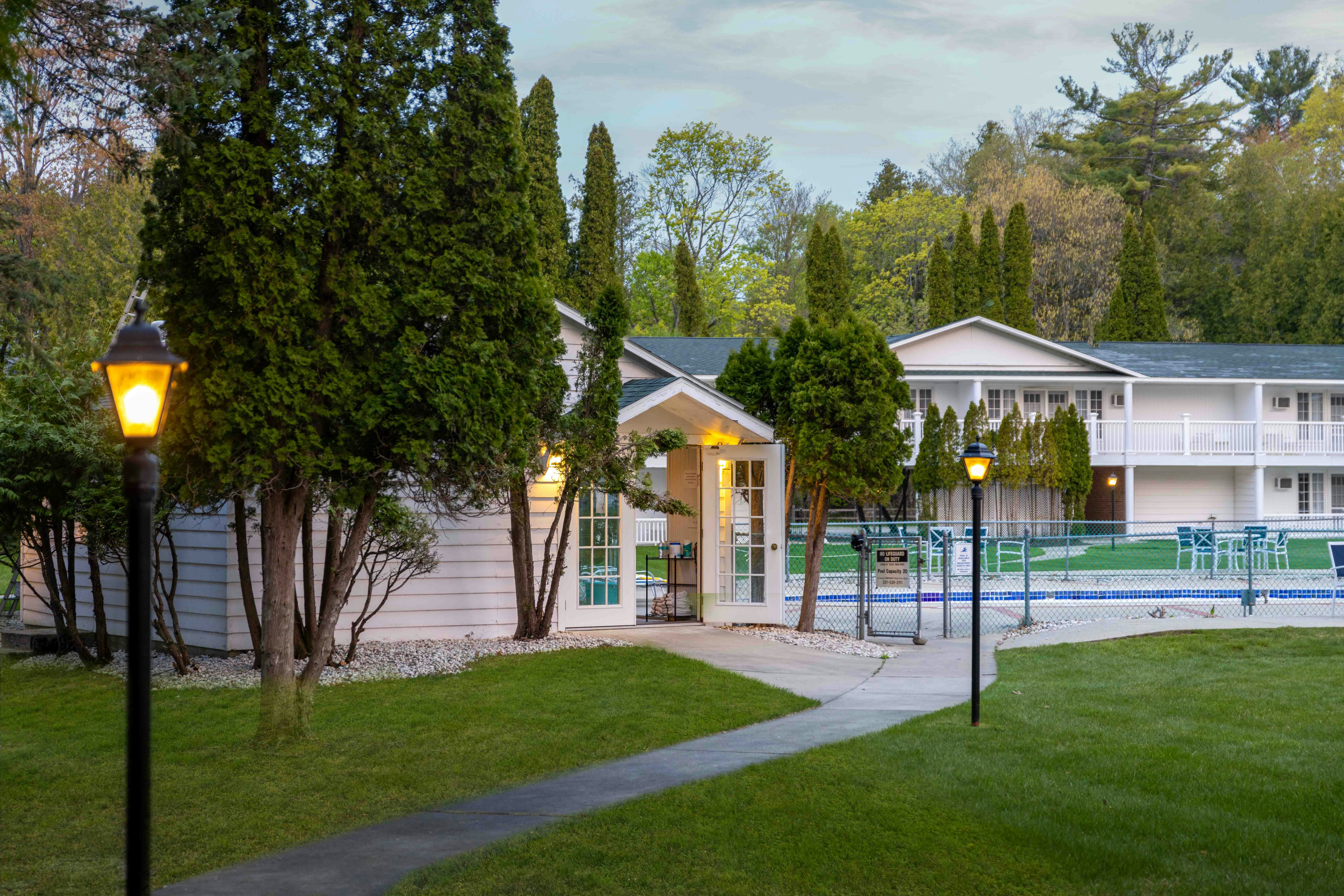 Colonial Inn in Harbor Springs 54/57