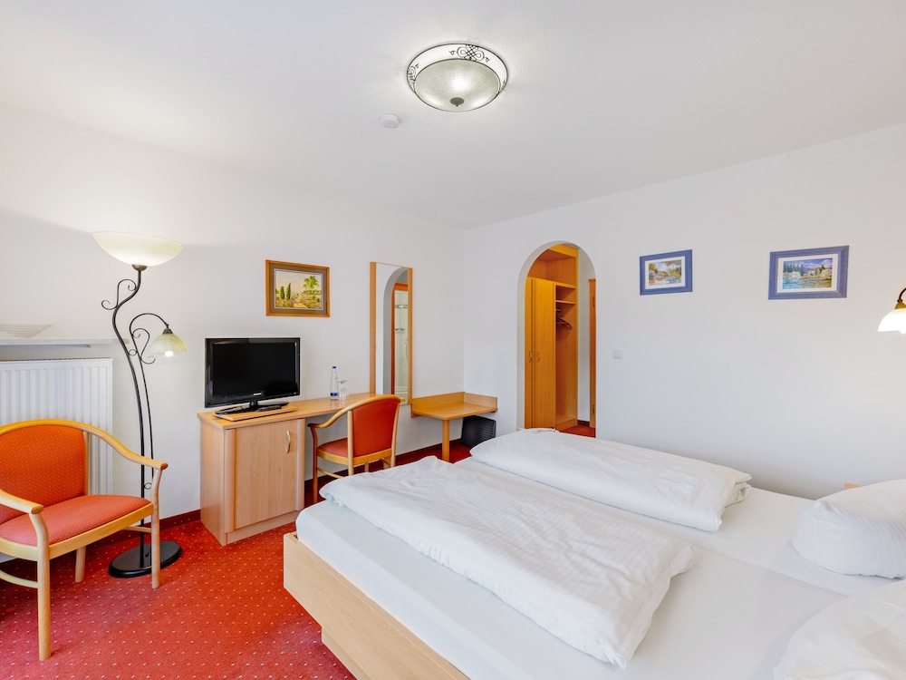 غرفة بسرير كوين بشرفة، Landhotel Gabriele 5/10