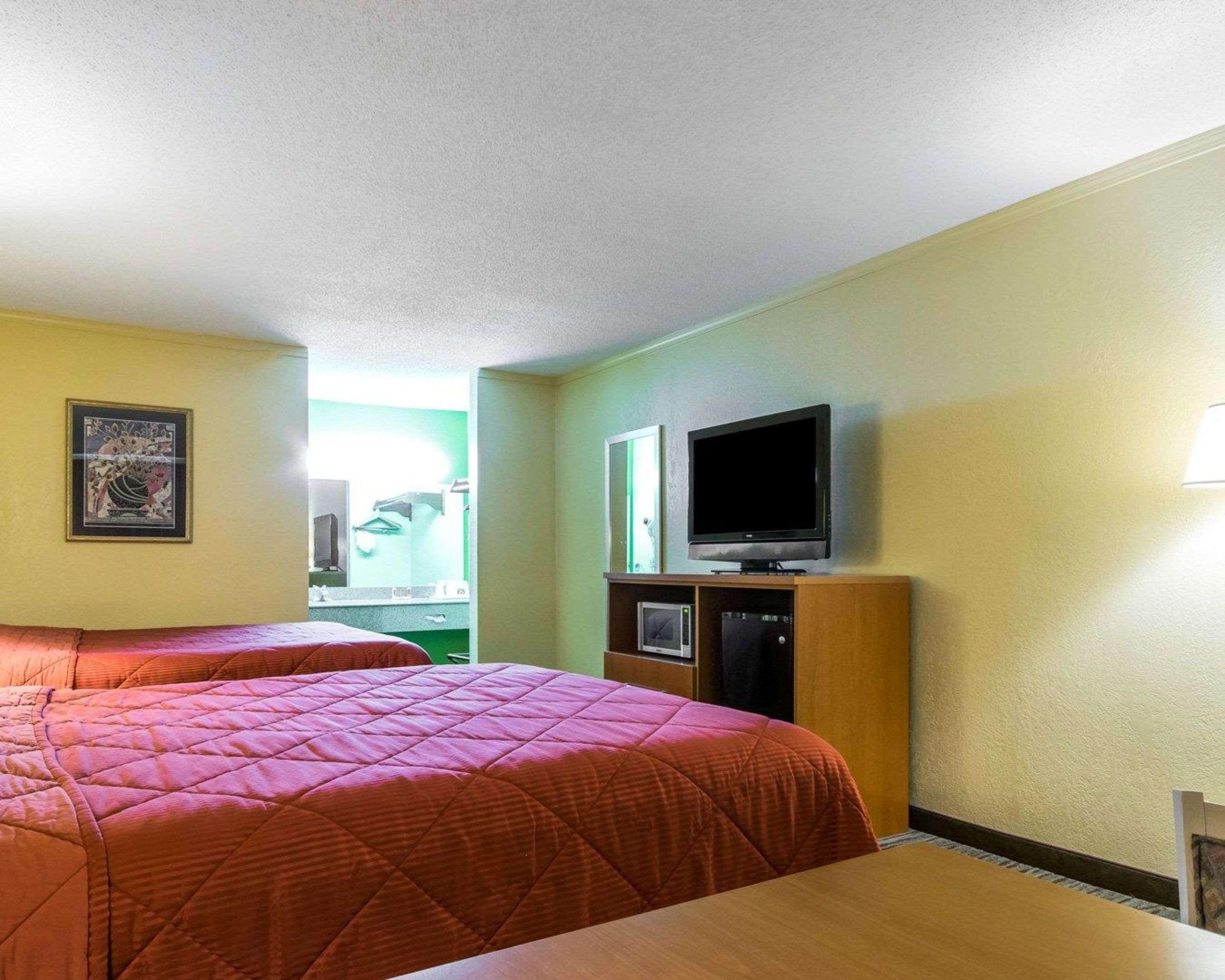 غرفة بسريرين كوين، Econo Lodge Franklin South KY 3/10