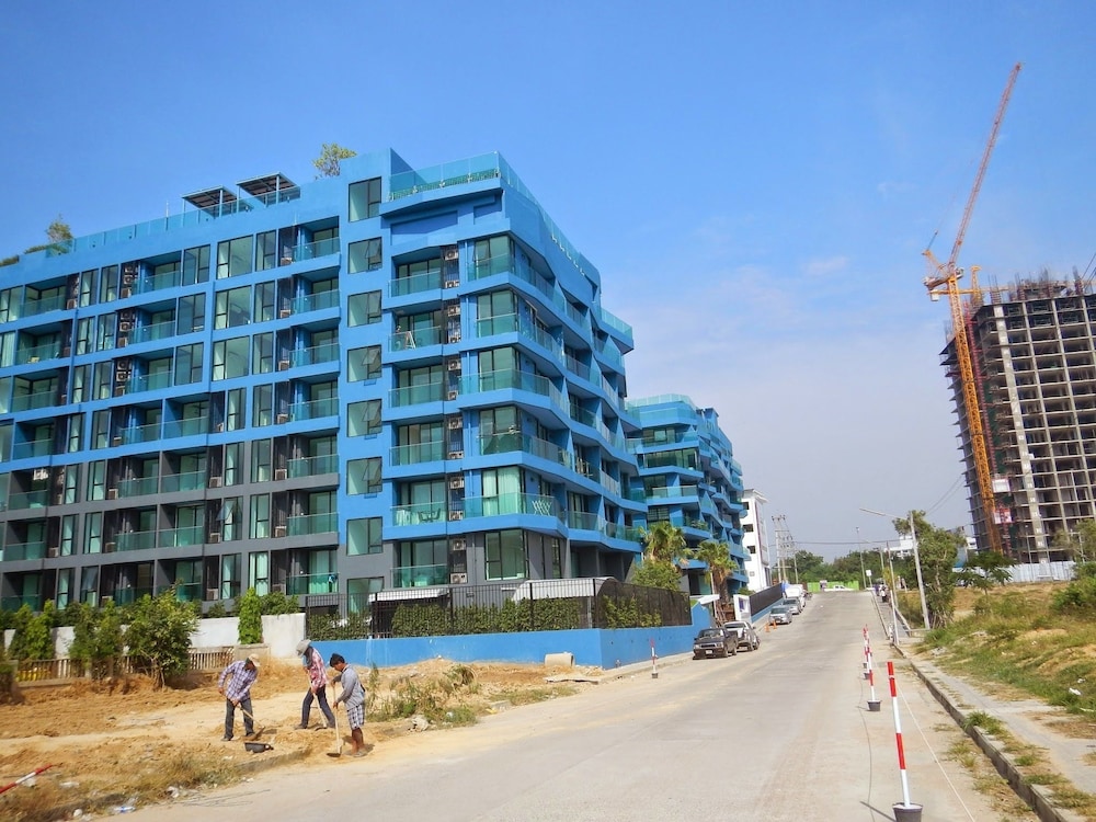 Acqua Condominium 4/50