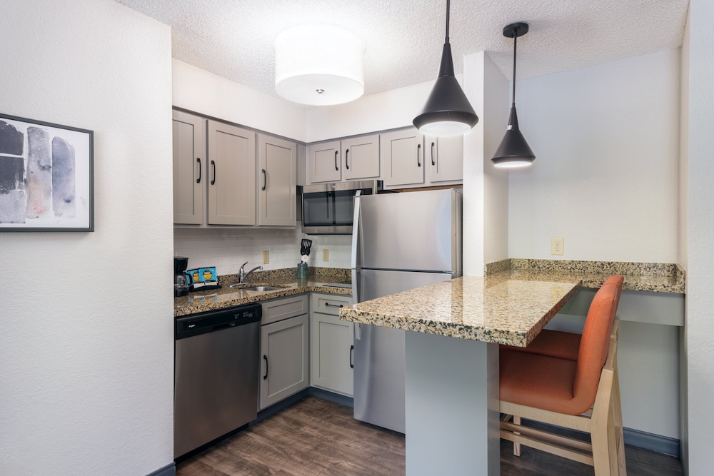 Candlewood Suites Eagan Arpt South - Mall Area, an IHG Hotel 62/68