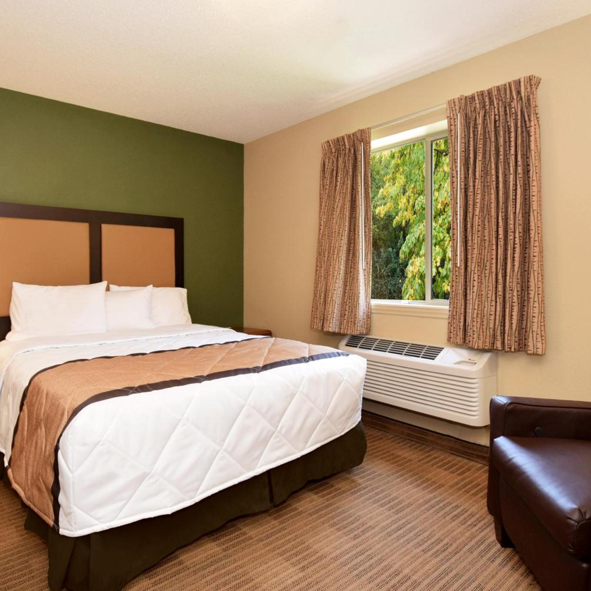 Efficiency, Family, 2 Queen Beds, Sofa