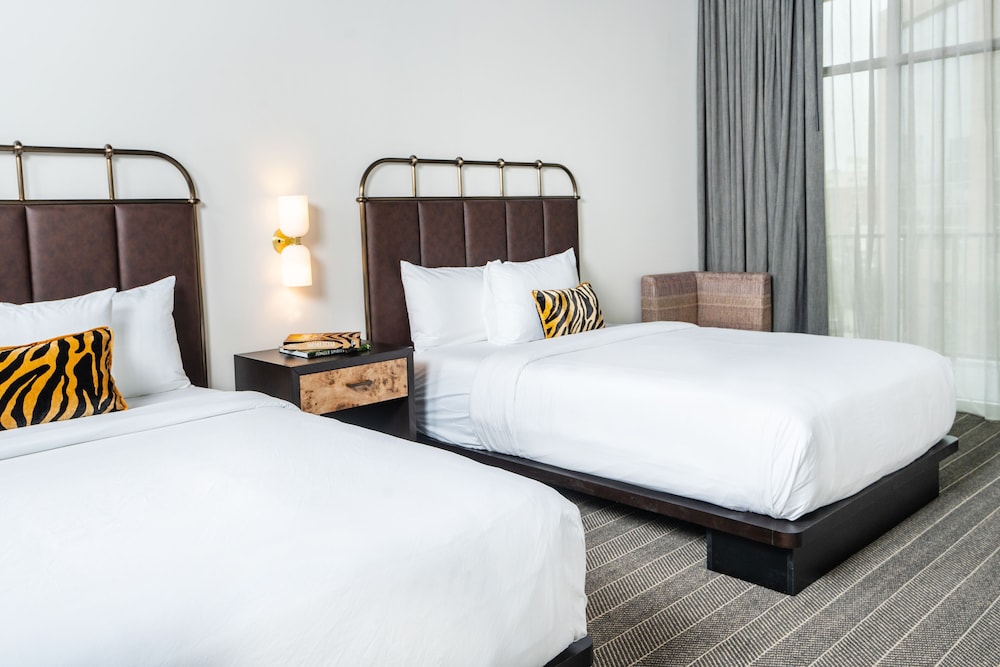 2 BEDROOMS, SUITE, 1 KING AND 2 QUEEN BEDS, BALCONY