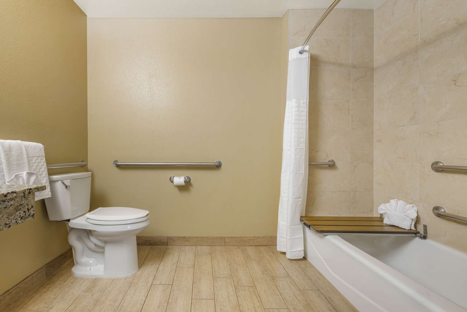 غرفة بسرير كينج بحوض استحمام لذوي الإعاقة، Best Western Plus Oceanside Palms 5/5