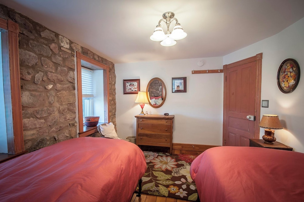Rose, Twin Beds, Private Bathroom