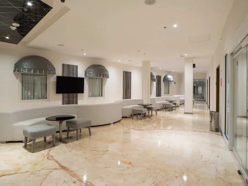 Hotel Mesaluna Short and Long Stay 67/74