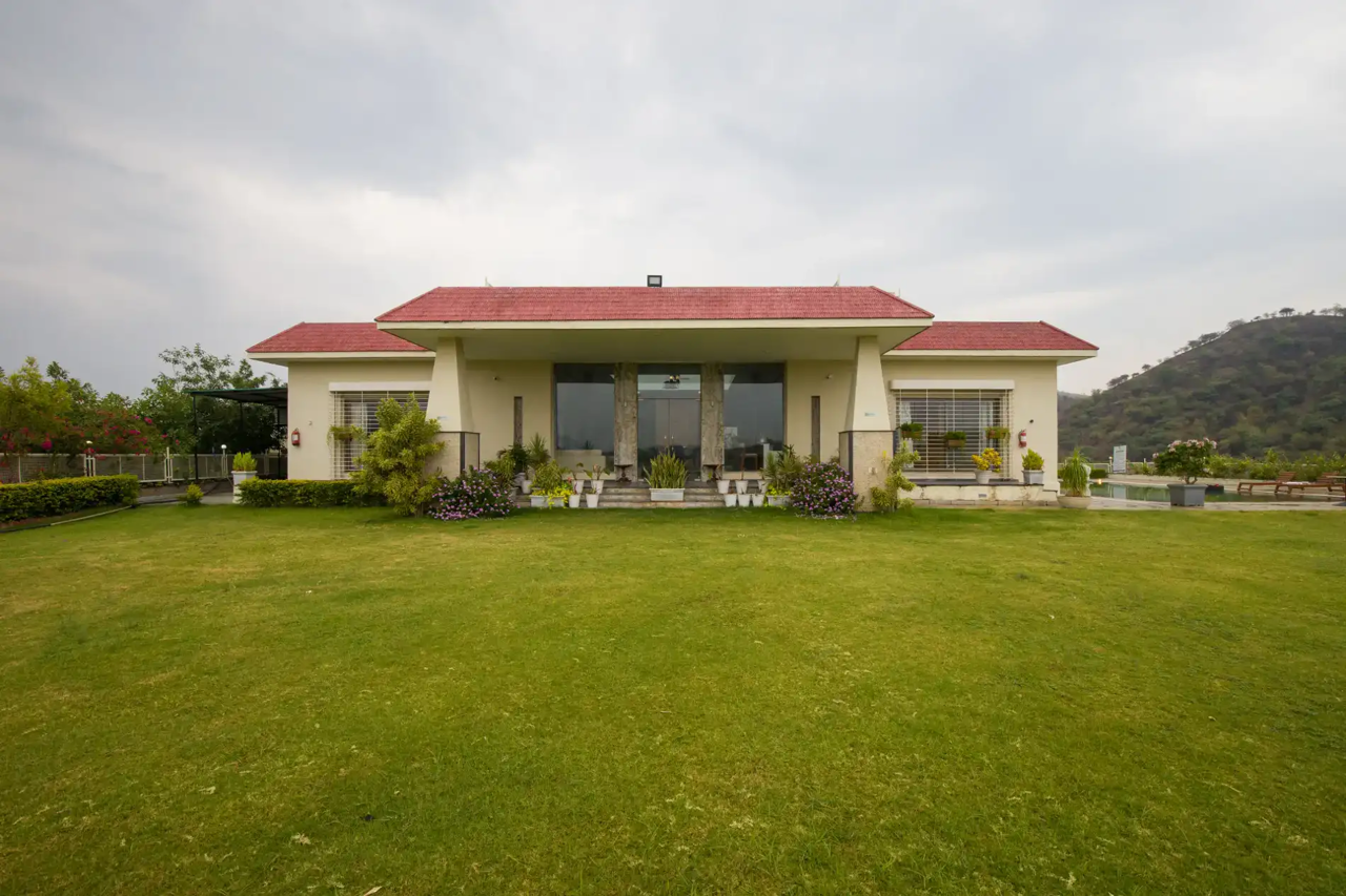 ELIVAAS Shourya Celesta 3 BHK with Pvt Pool 23/29