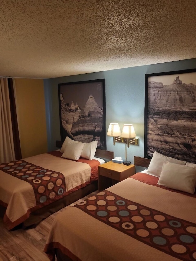 Super 8 By Wyndham Raton 12/25