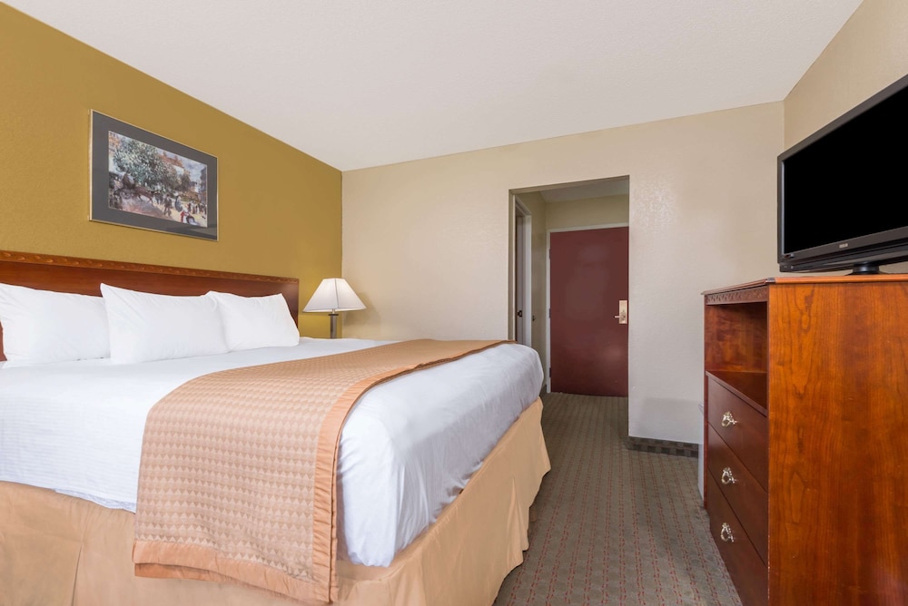 Days Inn by Wyndham Norton 10/25