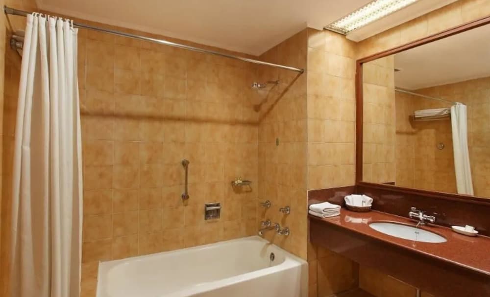 CLARKES HOTEL 50/50