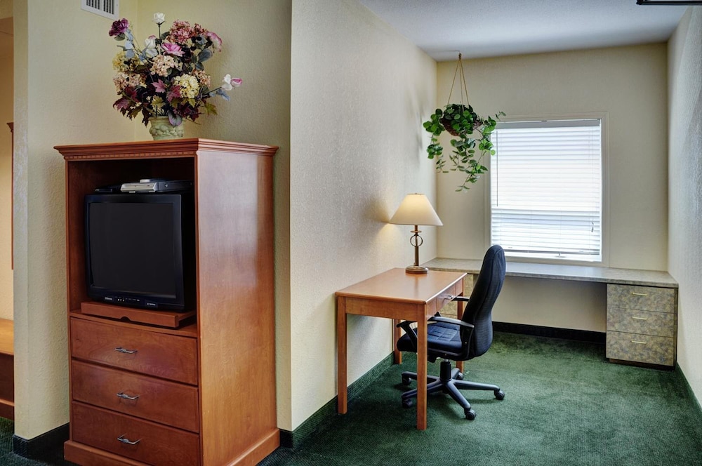 Lakeview Inn & Suites 52/60
