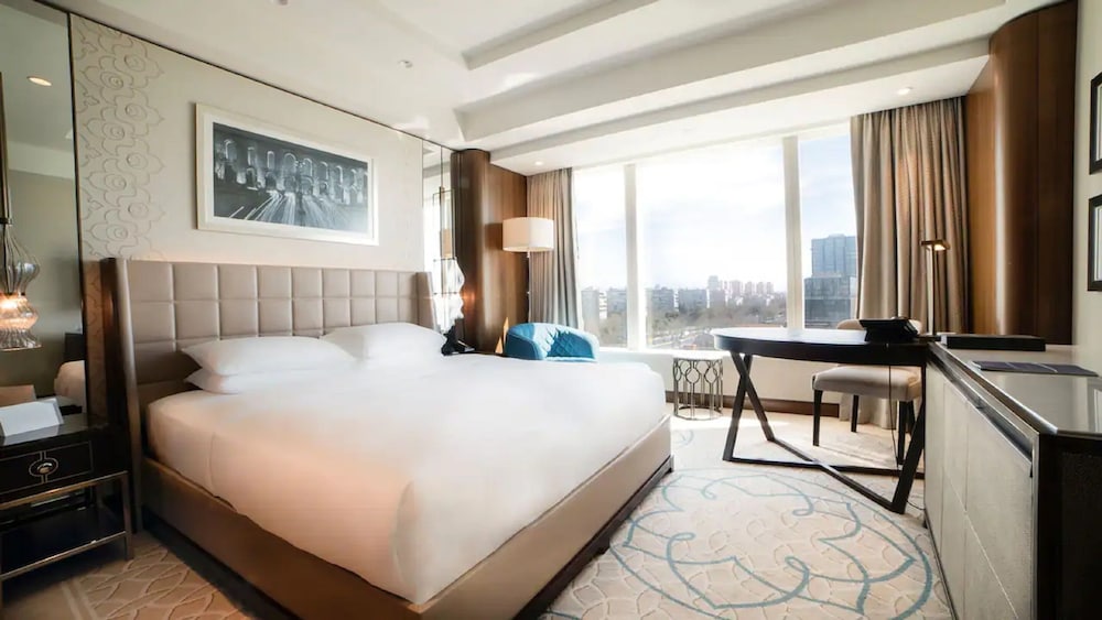 ROOM, KING BED