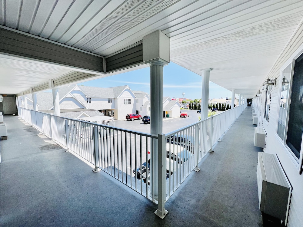 Court Plaza Inn & Suites 33/64