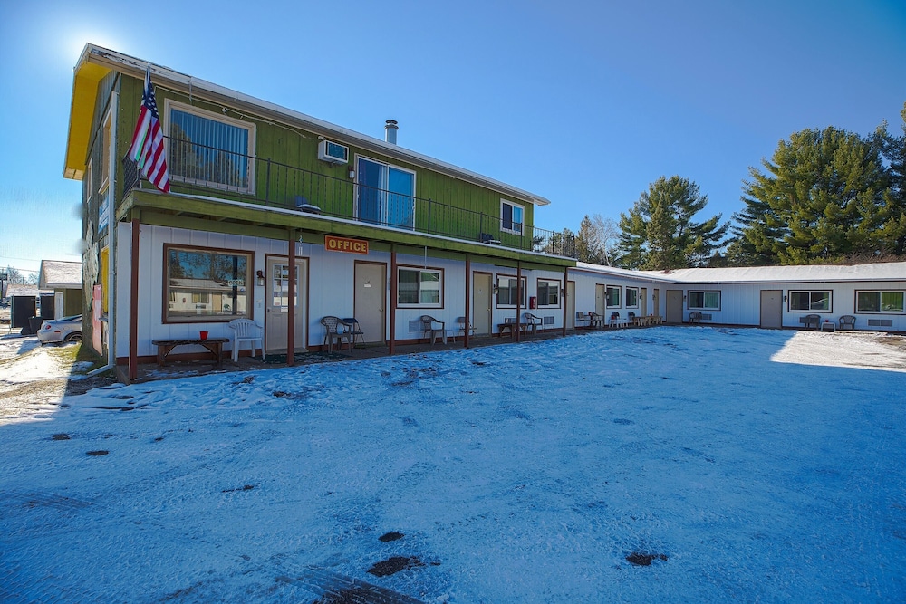 Love Hotels Tomahawk at Lake Mohawksin WI 42/49