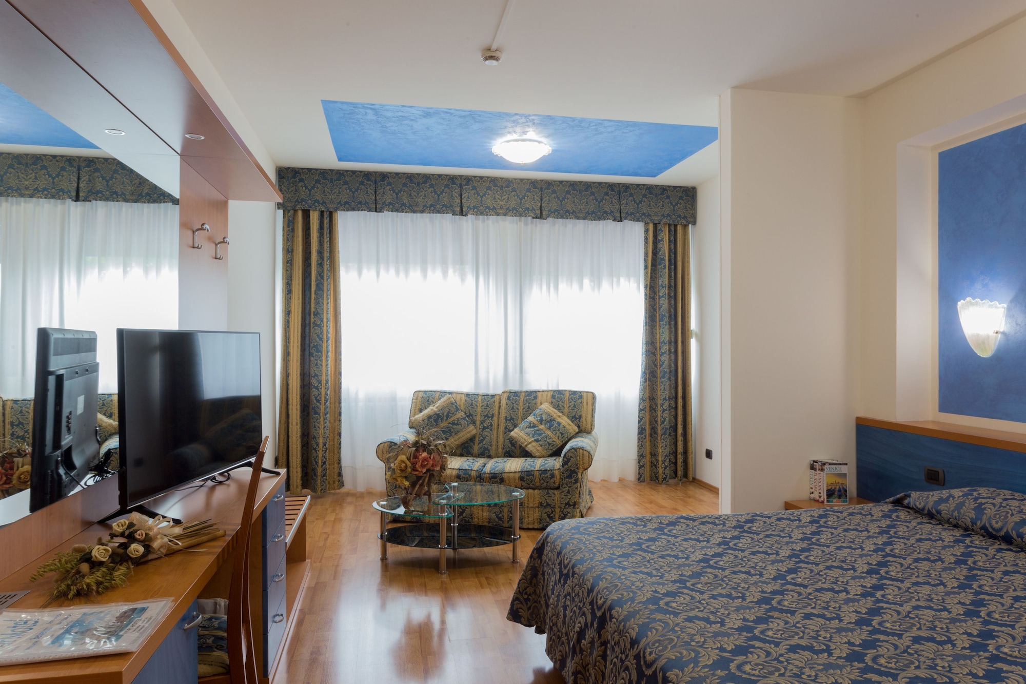 ROOM, SINGLE