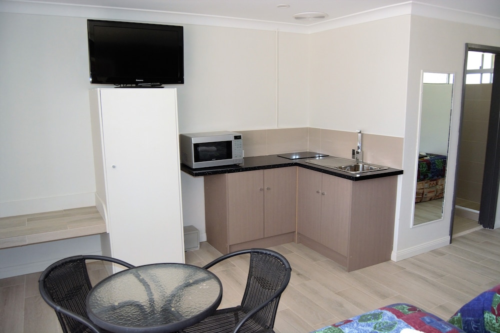Civic Motor Inn Cowra 59/71