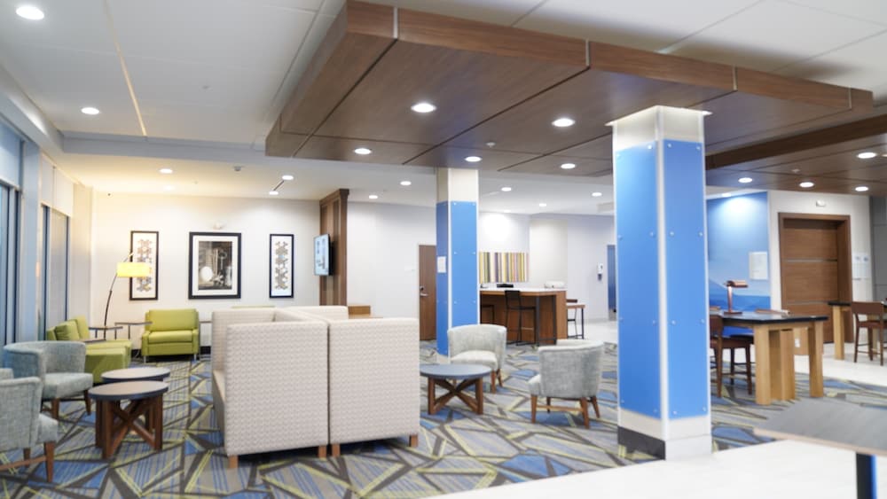 Holiday Inn Express & Suites Dallas Market Center – Love Fi 51/57