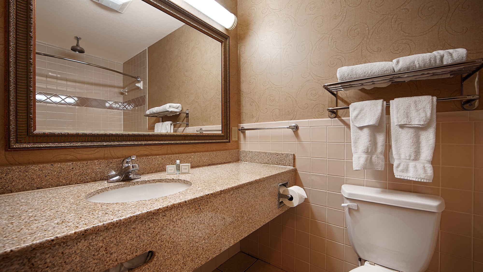 جناح بسرير كينج بحوض جاكوزي بحوض استحمام، Best Western Casa Villa Suites 2/2