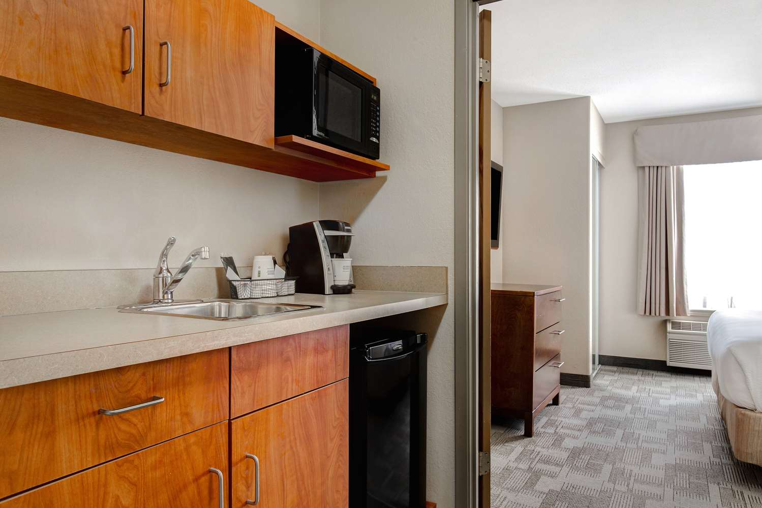 Days Inn By Wyndham Medicine Hat 37/38