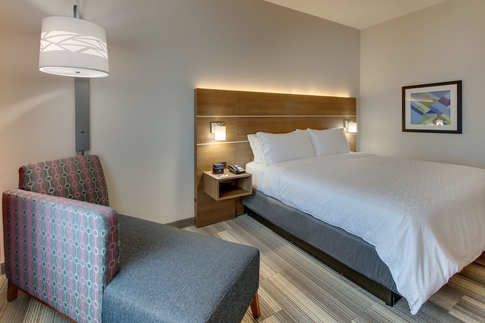 Holiday Inn Express & Suites Nashville Metrocenter Downtown 22/64
