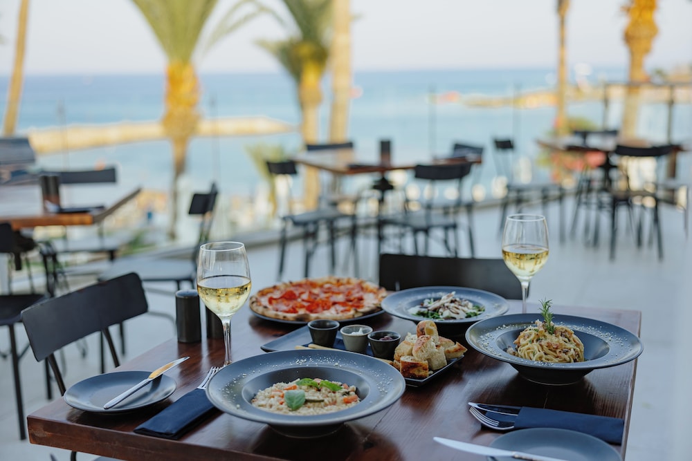 Golden Coast Beach Hotel 33/50