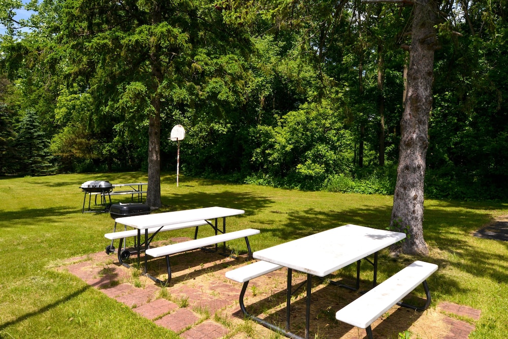 Americas Best Value Inn Jonesville/Hillsdale 24/37