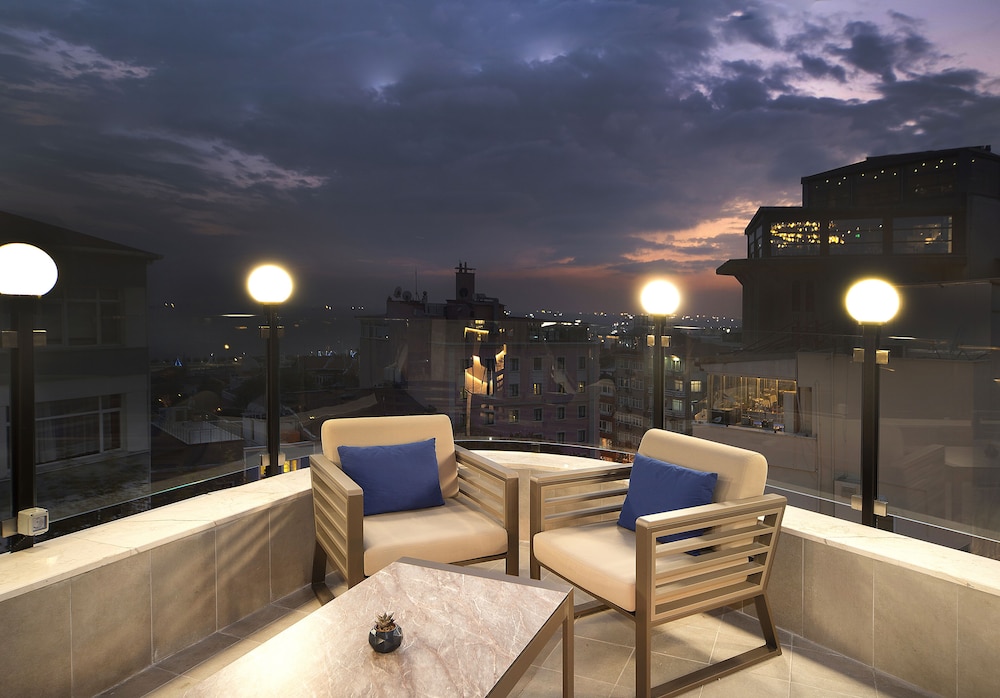 Aprilis Deluxe Hotel 40/50