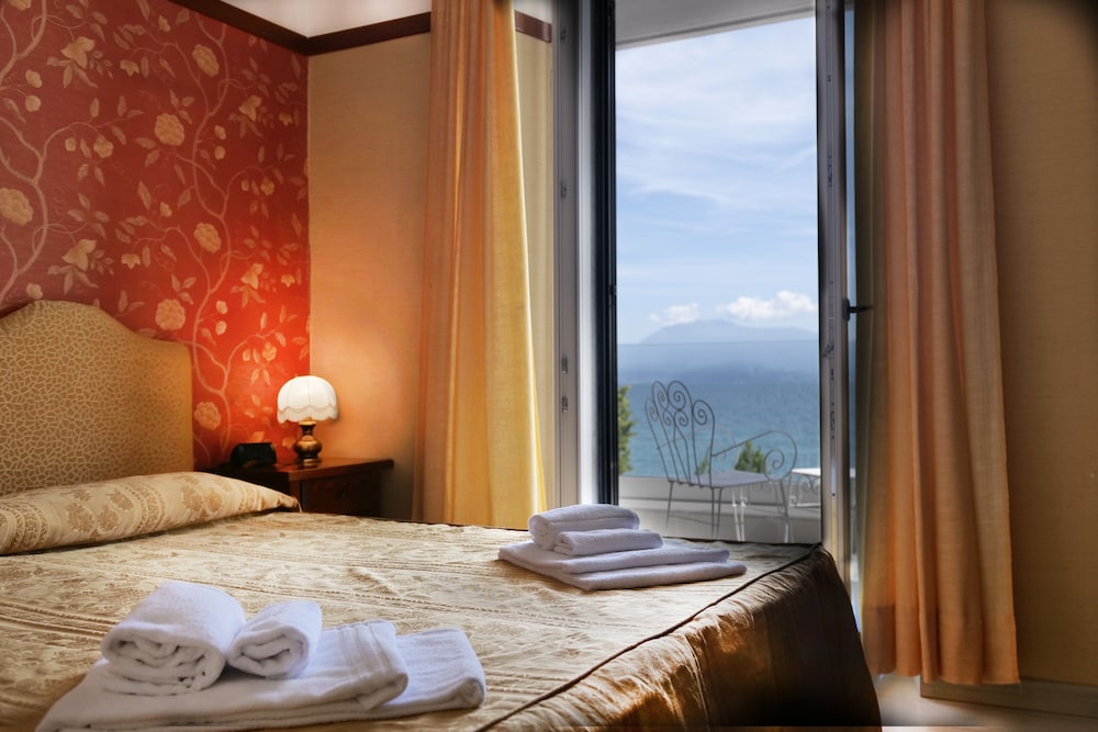 CLASSIC, DOUBLE BED, LAKE VIEW, BALCONY
