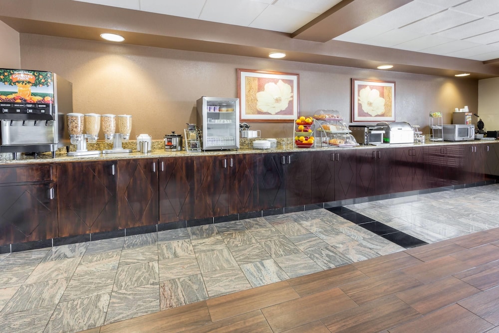 Wingate by Wyndham Joliet 7/37