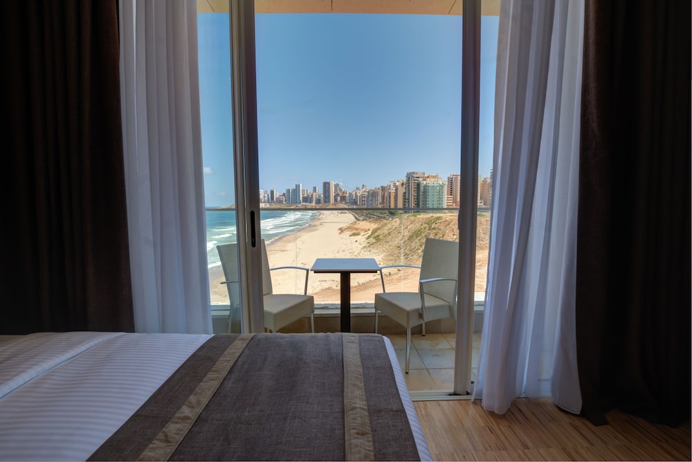 Lancaster Eden Bay Hotel, Beirut 13/65