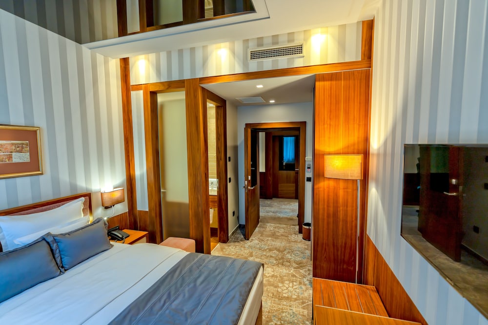 HERITAGE HOTEL KRONE 20/77