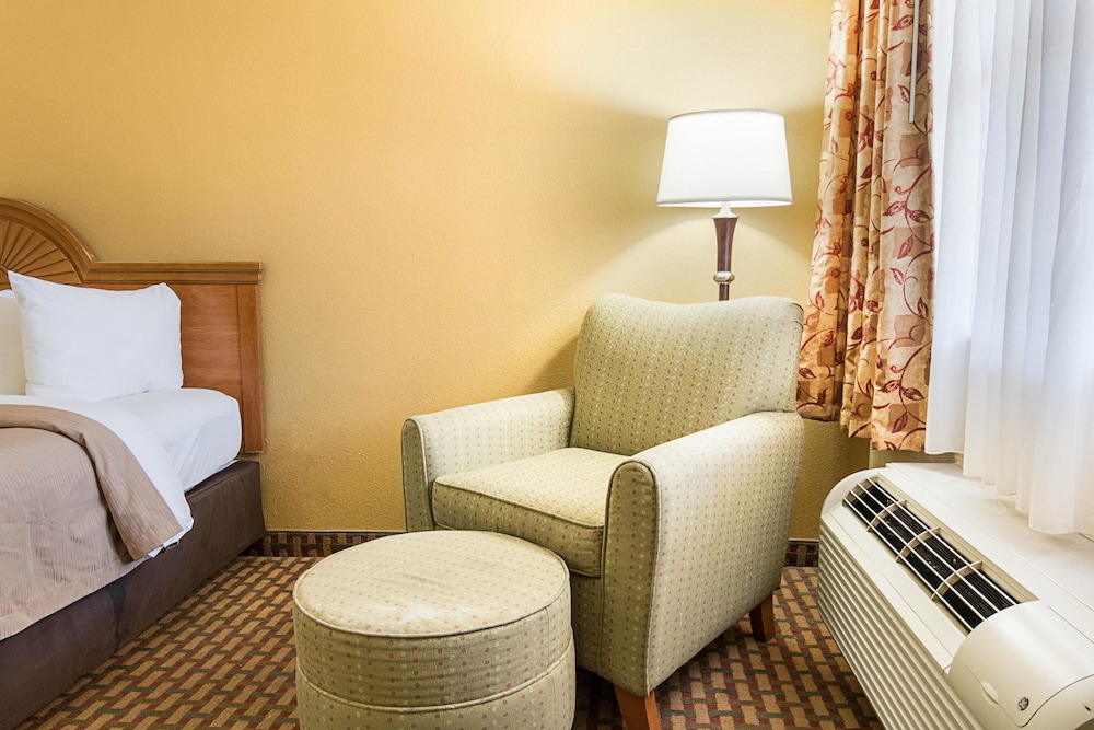 Quality Inn near Casinos and Convention Center 13/34