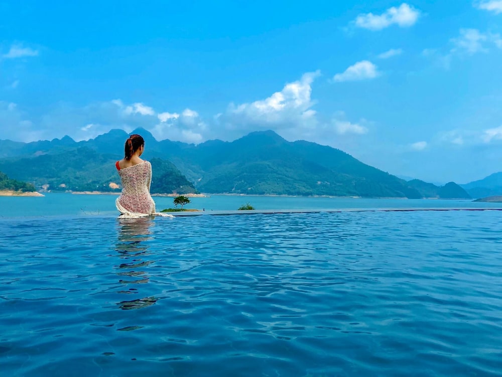 Mai Chau Hideaway Lake Resort 68/72