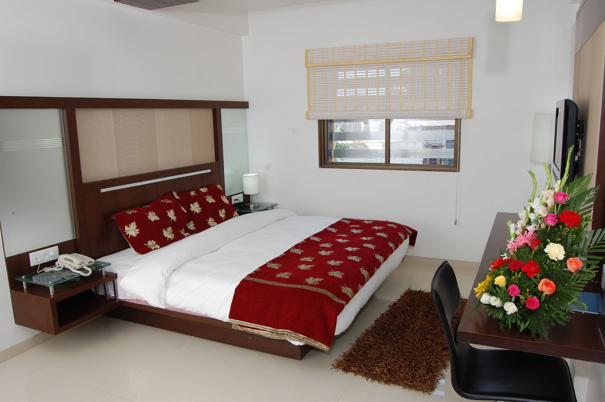 BUSINESS, DOUBLE OR TWIN BED