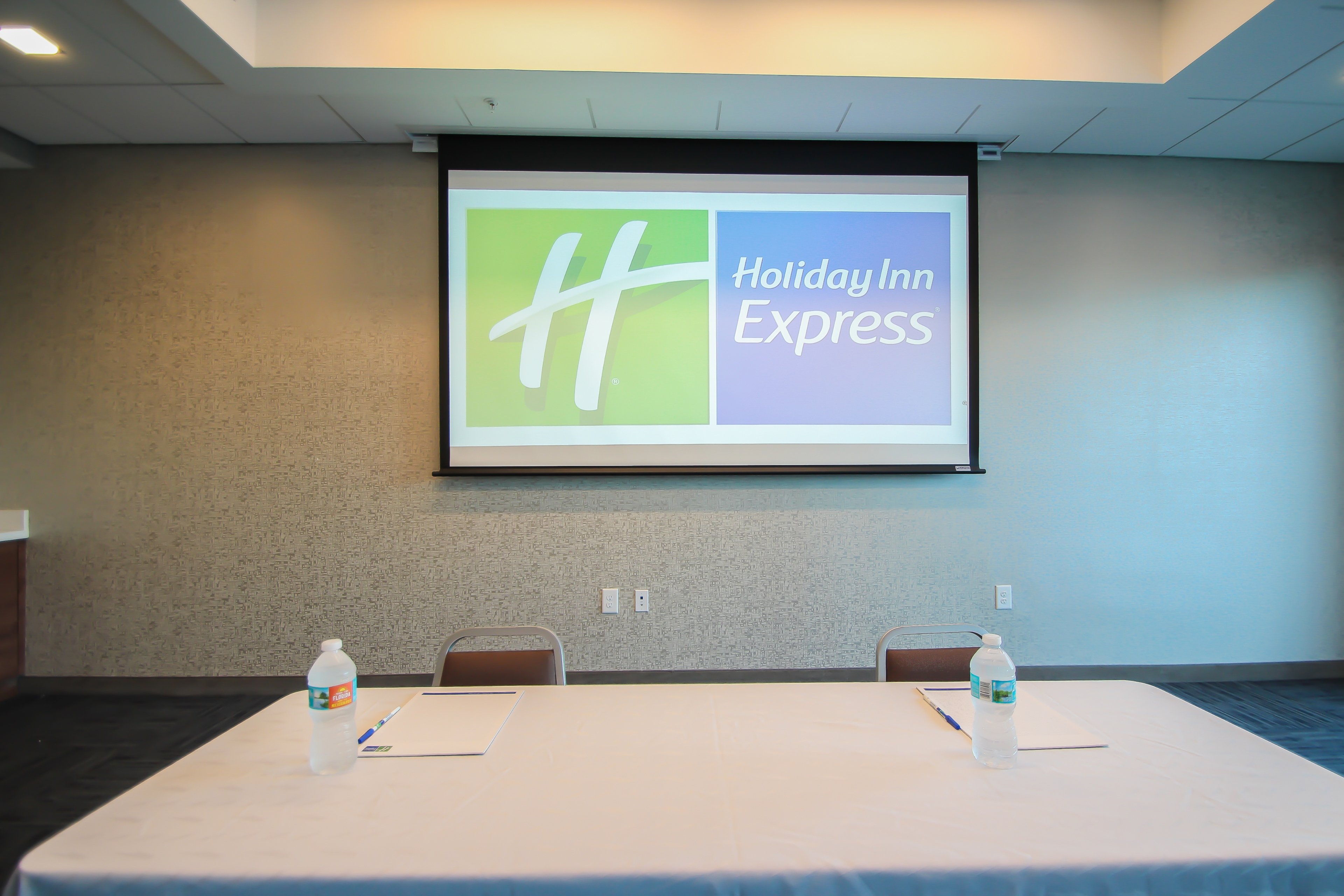 Holiday Inn Express & Suites Miami Airport East 63/69