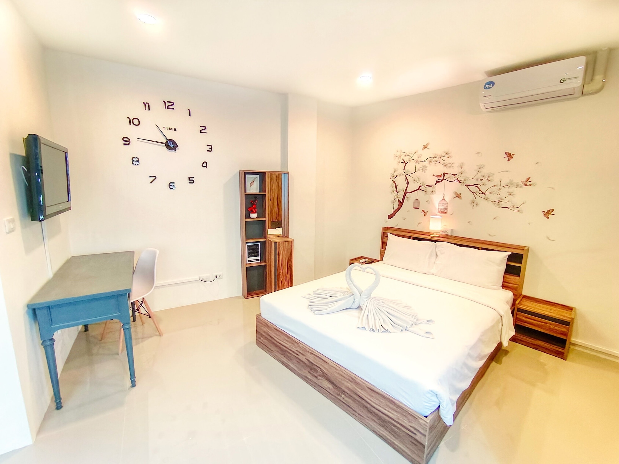 DELUXE, DOUBLE BED