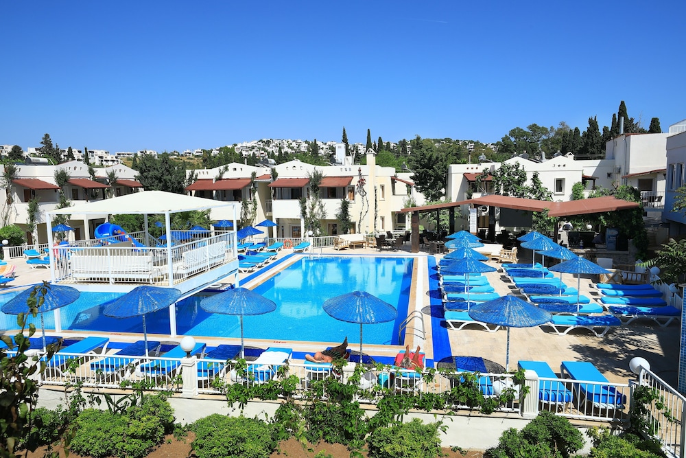 Summer Garden Suites And Beach Hotel 51/59