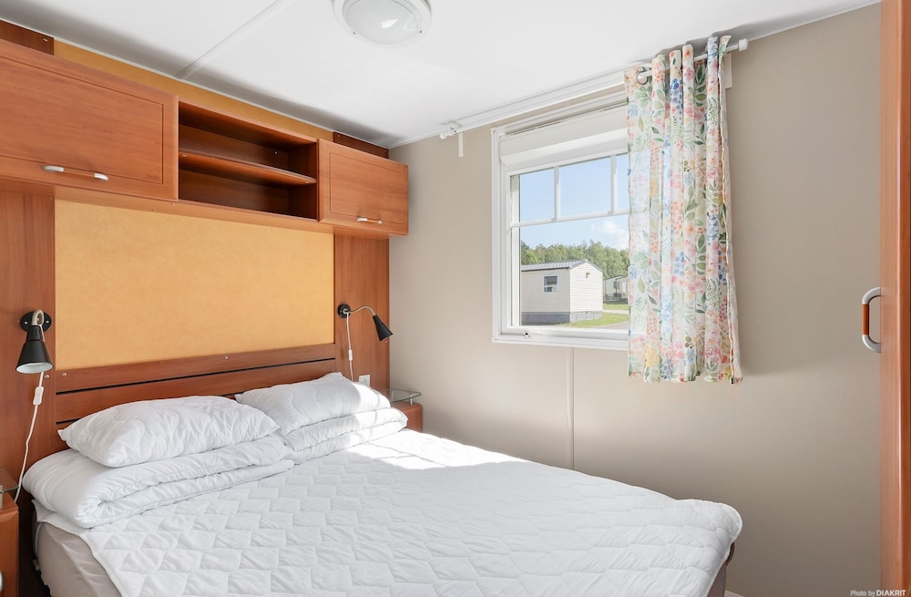 3 Bedrooms, Basic, Cabin, 1 Double and 4 Single Beds