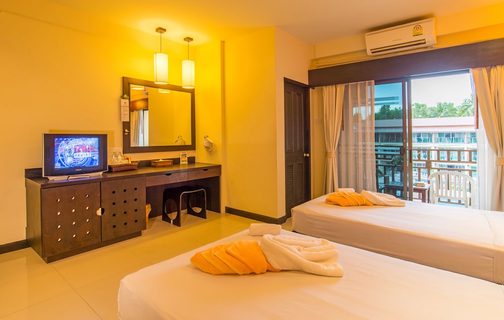 Lanta Pura Beach Resort 10/28